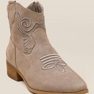 NWOT XOXO Fenton Western Taupe/Tan Ankle Boot